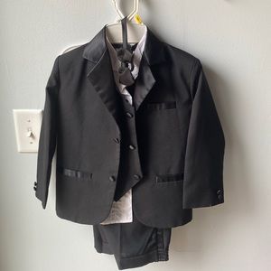 Little boys black tuxedo, five piece. Size 5.